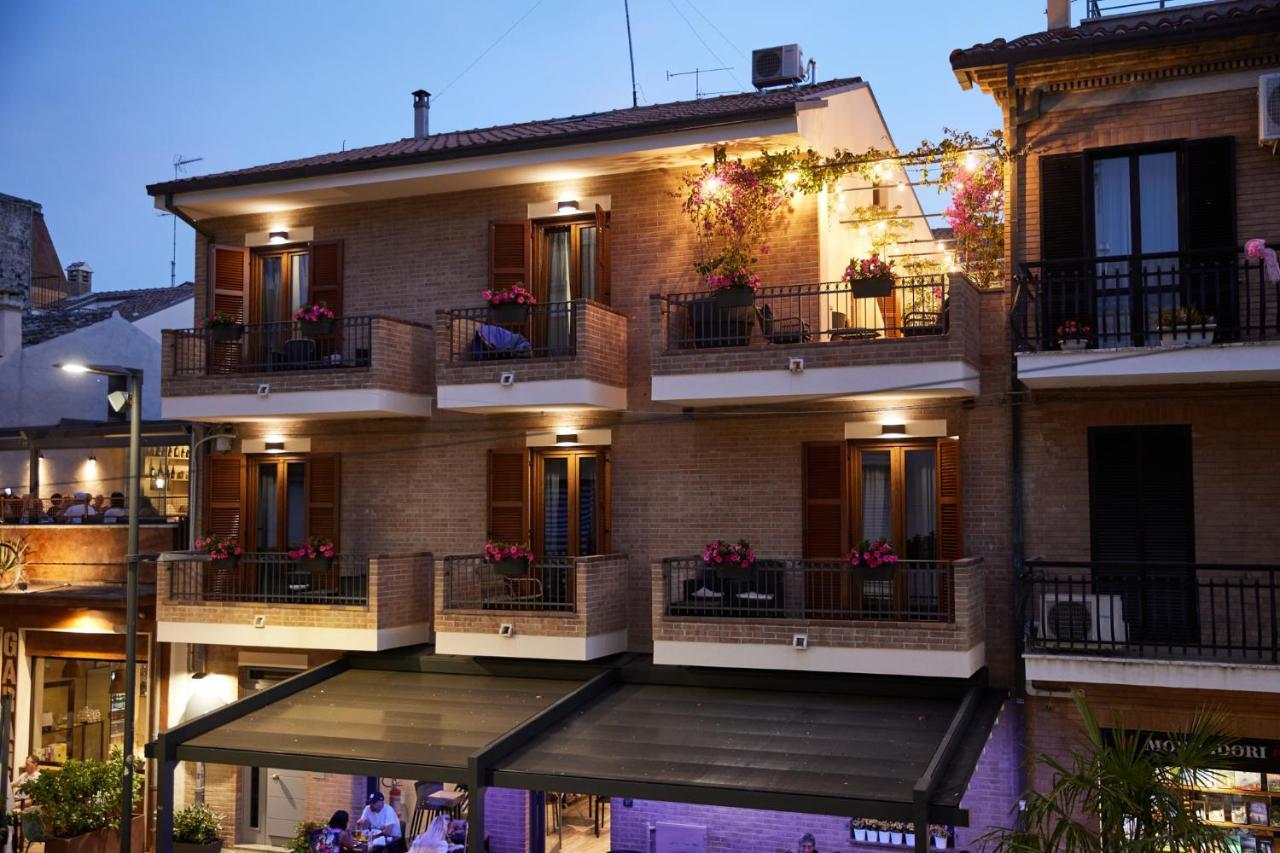 Hotel Battisti 56 Porto SantʼElpidio Exterior foto